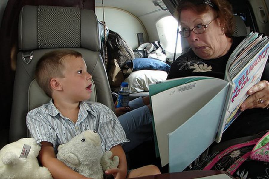 Giữ trẻ ngoan khi đi máy bay